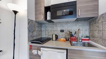 Kühlschrank, Mikrowelle, Herdplatte, Wasserkocher mit Kaffee-/Teezubehör