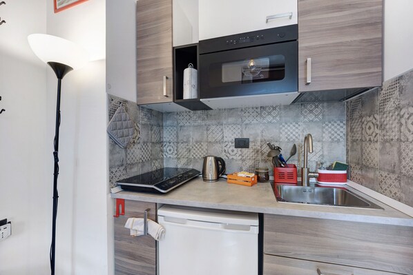 Fridge, microwave, stovetop, coffee/tea maker