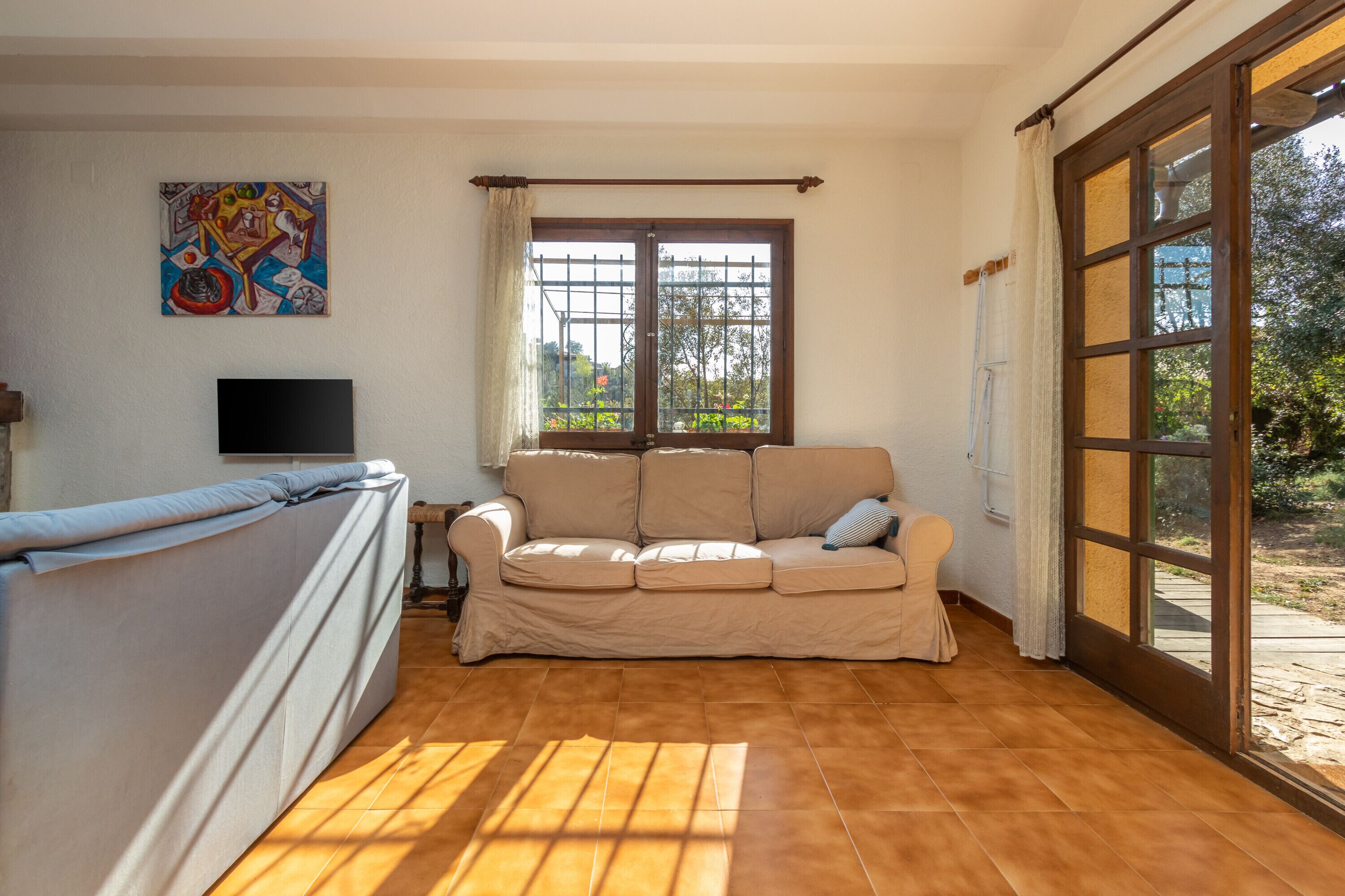 Een televisie en een open haard