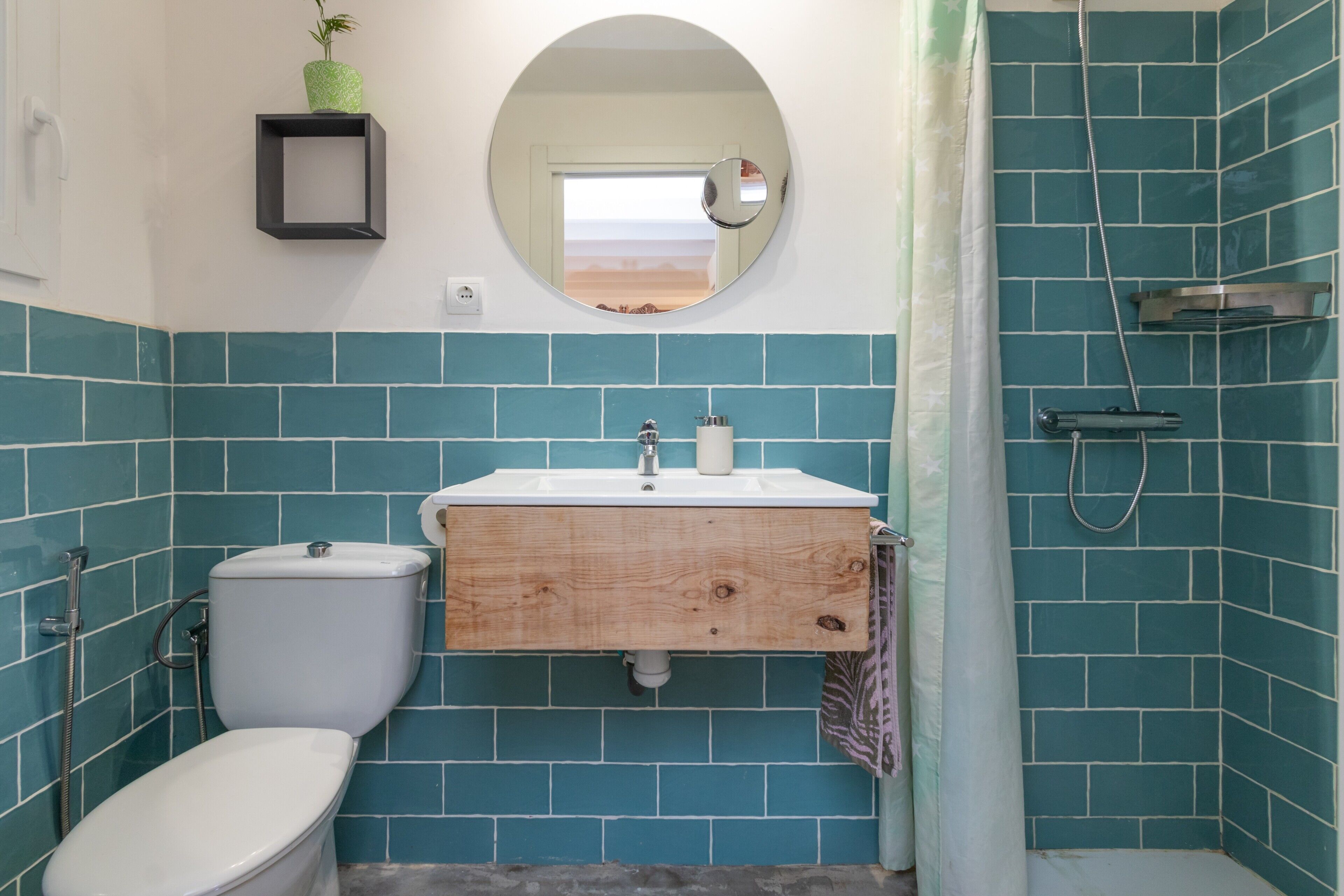 Dusche, Haartrockner, Handtücher