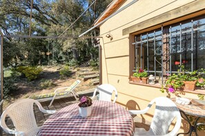 Outdoor dining - Holiday Home "Casita en Begur" with Shared Pool & Wi-Fi (BEGUR)