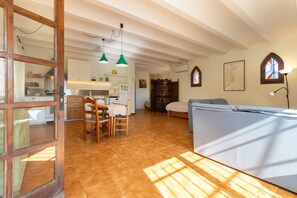 Televisión y chimenea