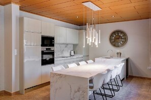 Kylskåp, mikrovågsugn, spishäll och diskmaskin