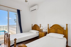 4 bedrooms, iron/ironing board, free WiFi, bed sheets - Villa "Amanda" with Sea View, Private Pool & Wi-Fi (Pedreguer)