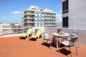 Outdoor dining - Rooftop Apartment Blue Ocean with Private Open Terrace, Balcony & Wi-Fi (Olhão)