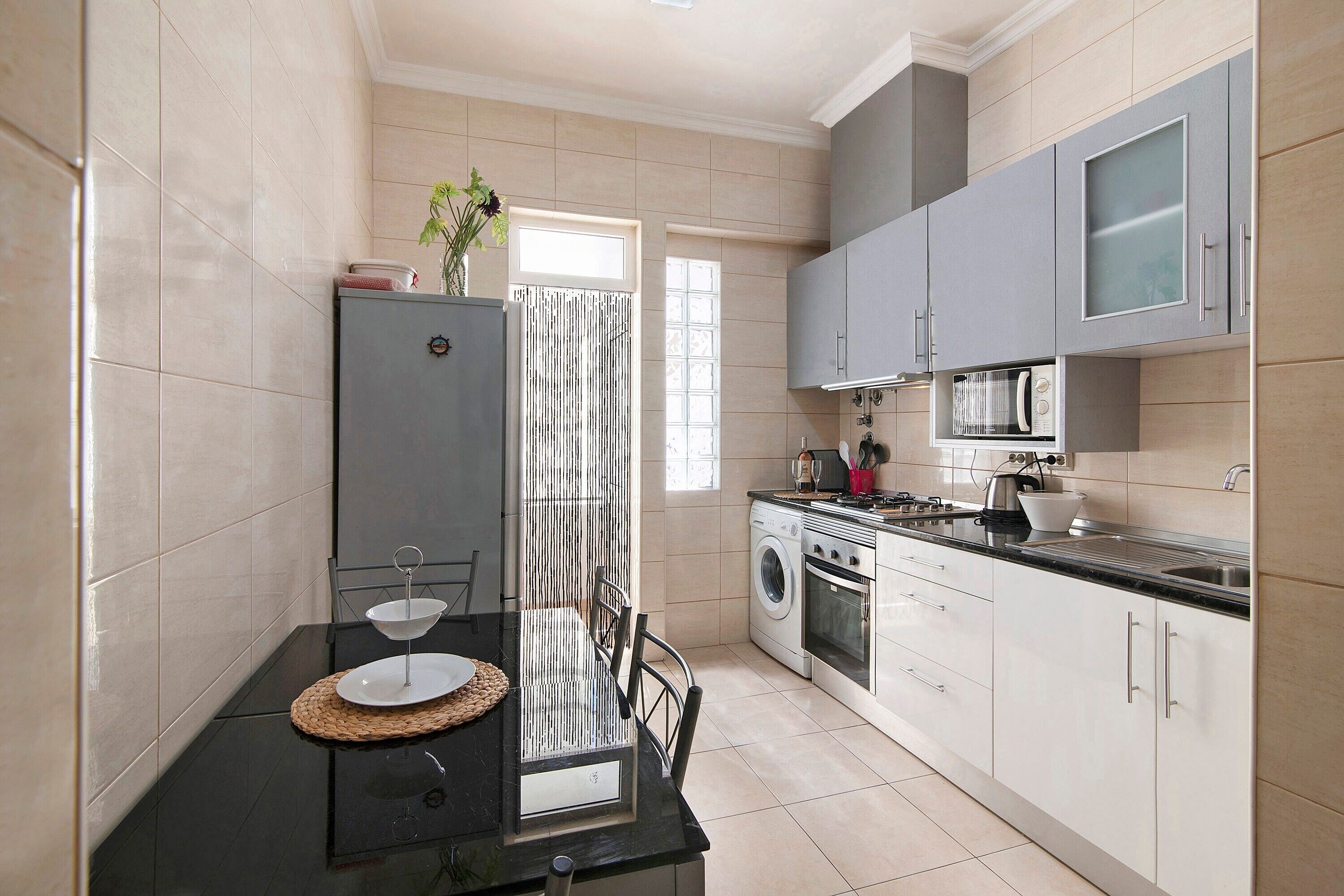 Jääkaappi, mikroaaltouuni, uuni, liesi