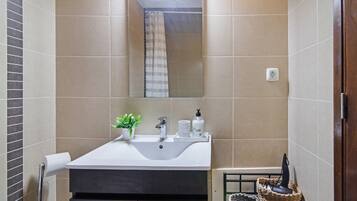 Bañera, secador de pelo, toallas