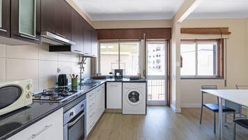 Jääkaappi, mikroaaltouuni, uuni, liesi