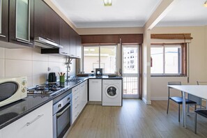 Fridge, microwave, oven, stovetop - Apartment Brisa do Sul with Terrace, Balcony & Wi-Fi (Olhão)