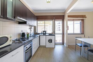 Refrigerador, microondas, horno, placa de cocina