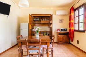 Dining - Holiday Home 'Calla' with Shared Pool, Wi-Fi and Air Conditioning (montecarlo)