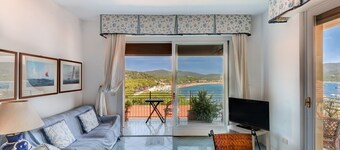 "Bellavista" Holiday Apartment with Sea View, Balcony, and Air Conditioning