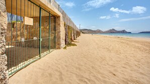 A coastal building with a sandy beach in the background. - Villa 'Retiro Praia' with Mountain View, Private Terrace and Wi-Fi (Campo de Baixo)