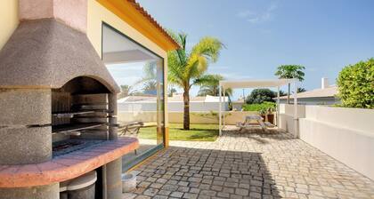 Villa 'Retiro Praia' con vistas a la montaña, terraza privada y Wi-Fi