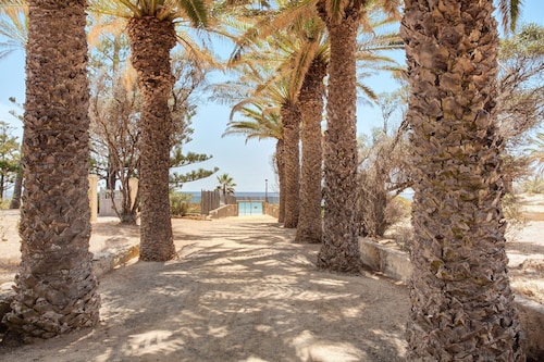 Villa 'Retiro Praia' with Mountain View, Private Terrace and Wi-Fi