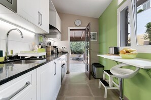 Een koelkast, een magnetron, een oven, een kookplaat