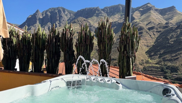 A hot tub with a mountain view, surrounded by cacti. - Casa Los Jazmines with Pool & Jacuzzi – Sea Views, Wi-Fi, Air Conditioning (Agaete)