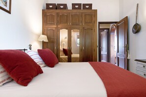 3 makuuhuonetta, silitysrauta/-lauta, ilmainen Wi-Fi, vuodevaatteet