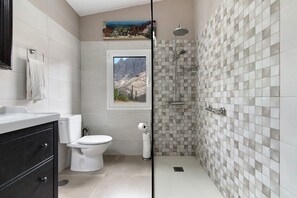 Douche, sèche-cheveux, serviettes fournies