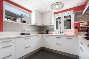 Frigorífico, microondas, horno y placa de cocina