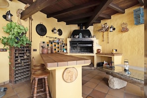 Outdoor dining - Holiday Home "Los Veroles" with Sea View, Private Heated Pool and Wi-Fi (Agaete)