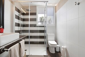 Een douche, een haardroger, handdoeken