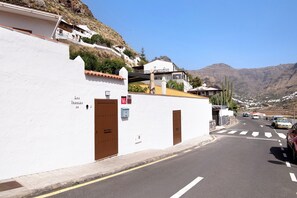 Exterior - Holiday Home "Los Veroles" with Sea View, Private Heated Pool and Wi-Fi (Agaete)