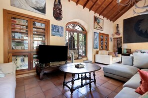 TV, DVD player, ping pong, stereo - "La Casa Del Molino De Viento" with Mountain Views, Private Heated Pool & Wi-Fi (Agaete)