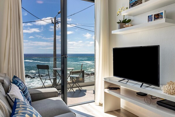 TV - Holiday Home 'Casa Homem Do Mar' with Sea View, Balcony and Wi-Fi (Paúl do Mar)