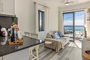 TV - Holiday Home 'Casa Homem Do Mar' with Sea View, Balcony and Wi-Fi (Paúl do Mar)