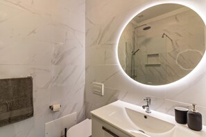 Een douche, een haardroger, handdoeken