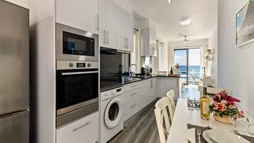 Kjøleskap, mikrobølgeovn, ovn og kokeplater