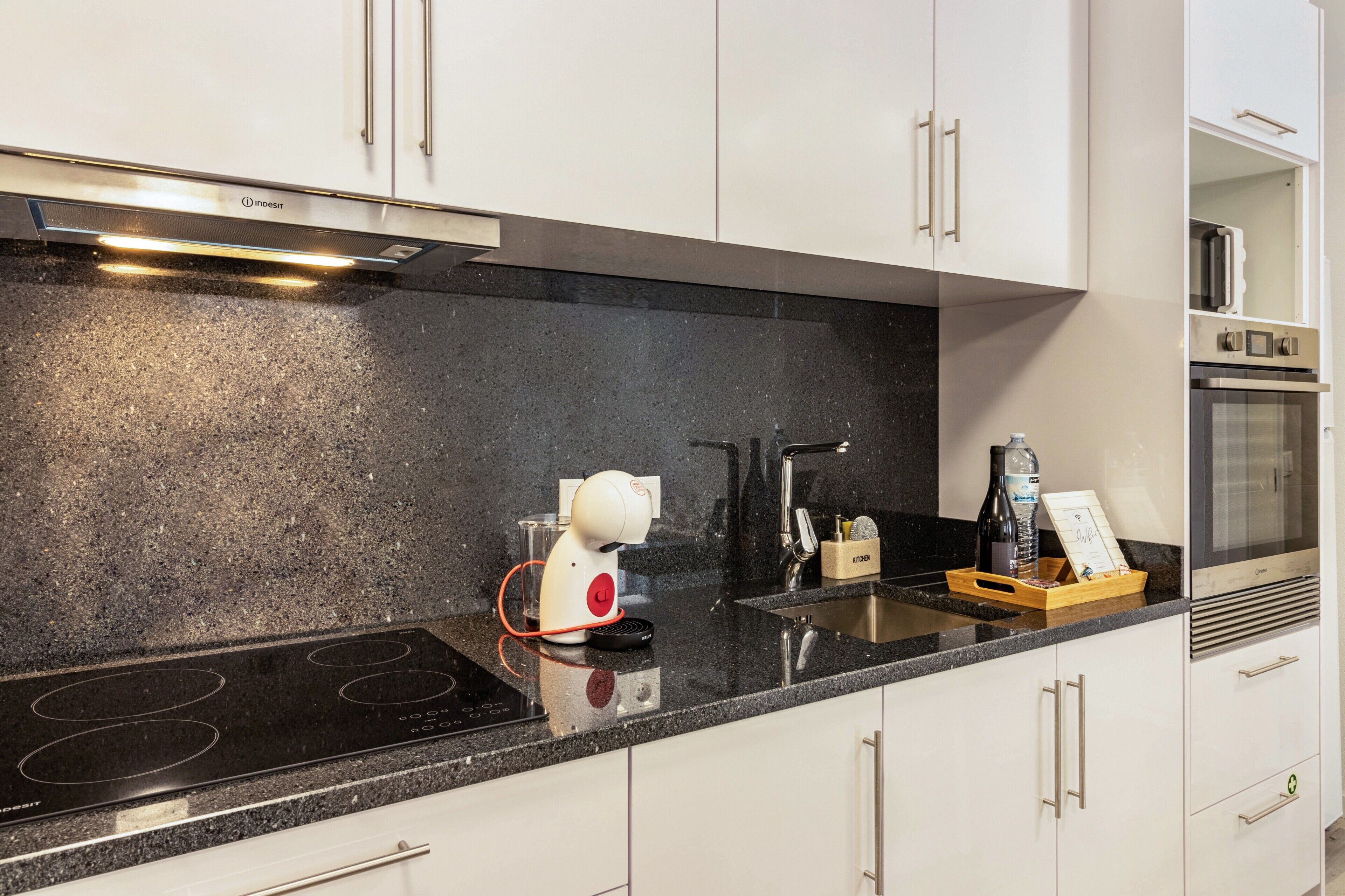 Jääkaappi, mikroaaltouuni, uuni, liesi