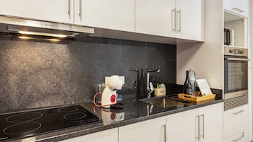 Jääkaappi, mikroaaltouuni, uuni, liesi