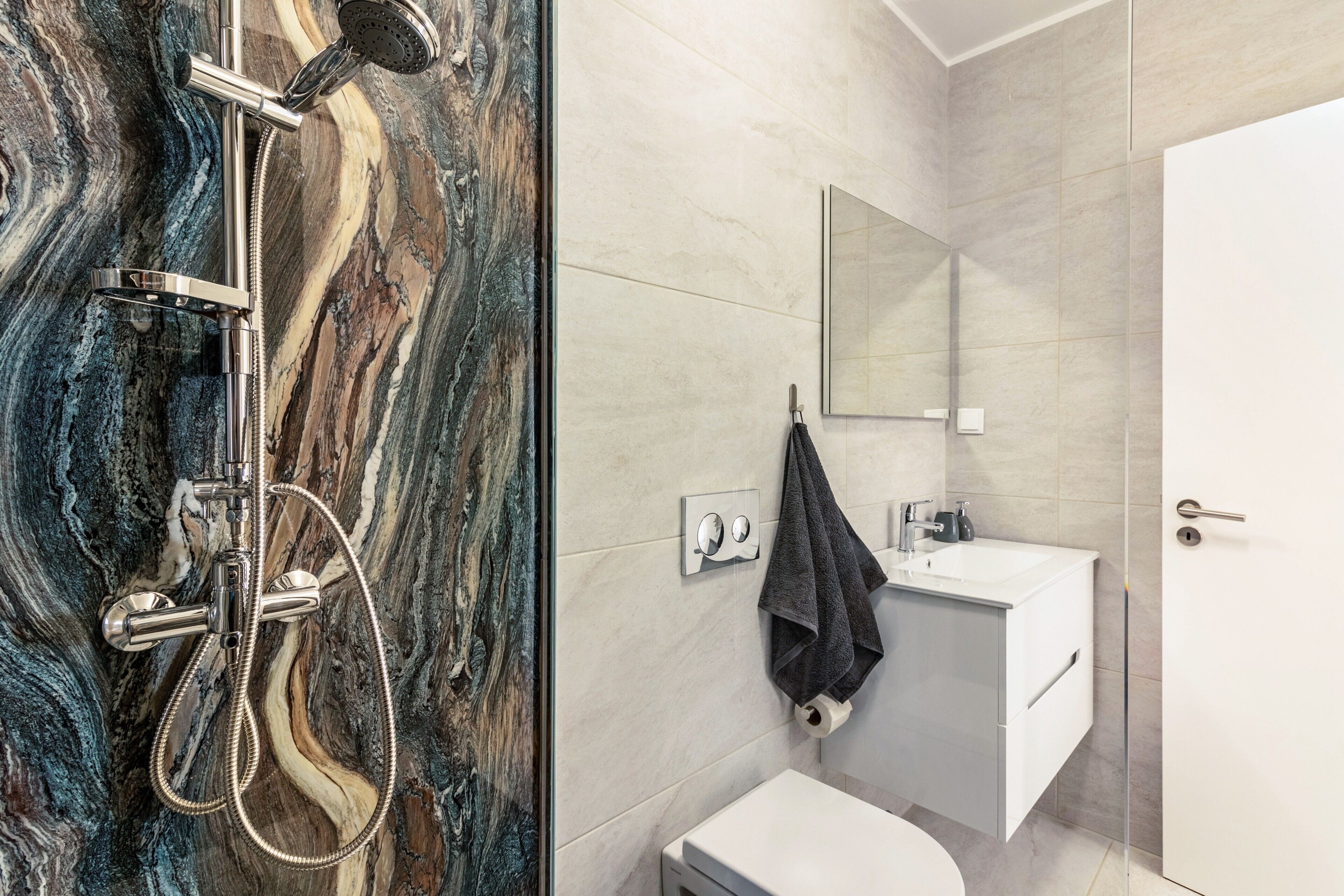 Een douche, een haardroger, handdoeken