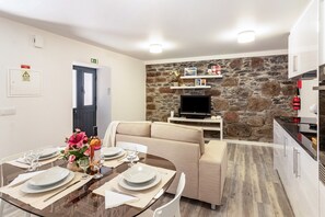 Interior - Holiday Home 'Do Porto' with Sea View, Balcony and Wi-Fi (Paúl do Mar)