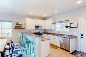 冷蔵庫、電子レンジ、オーブン、コンロ