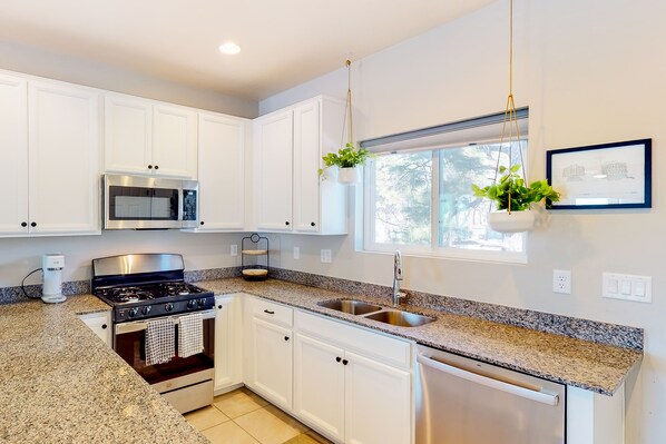 冷蔵庫、電子レンジ、オーブン、コンロ