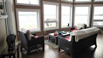 The Ocean Room | Living area | 34-inch TV with digital channels, Netflix, heated floors