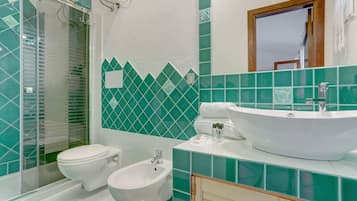 Departamento | Baño | Regadera, regadera tipo lluvia, bidet, toallas