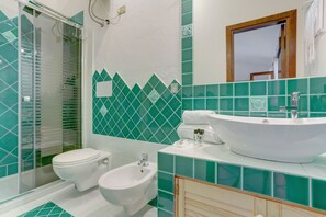Appartement | Badkamer | Een douche, een regendouche, een bidet, handdoeken