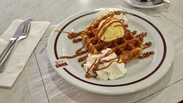 Se ofrece un desayuno continental (5 EUR por persona)