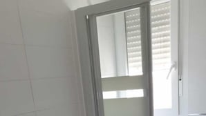 Kylpyhuone, jossa on wc, pesuallas ja suihkutila.