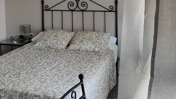 Deluxe Room, 1 Queen Bed, Ensuite | Desk, laptop workspace, free WiFi