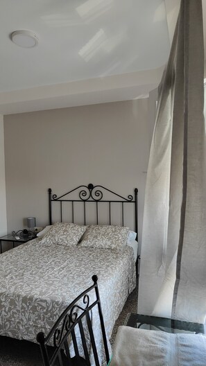 Escritorio, espacio para trabajar con laptop y wifi gratis 