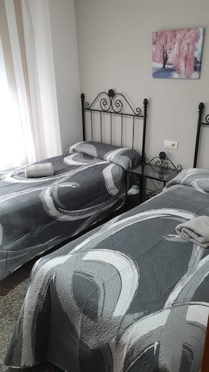 Escritorio, espacio para trabajar con un portátil, wifi gratis