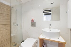 Ücretsiz banyo/kozmetik ürünleri, saç kurutma makinesi, havlu 