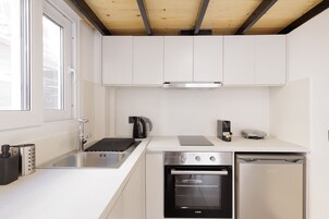 Frigobar, horno, cafetera/tetera, tetera/pava eléctrica