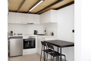 City Studio (B) | Private kitchen | Mini-fridge, oven, coffee/tea maker, electric kettle