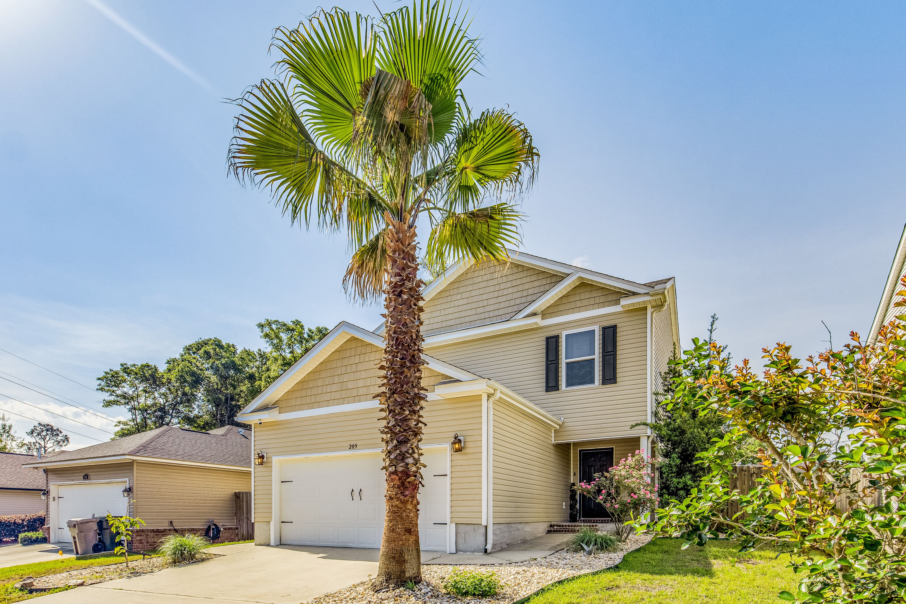 Willow's Retreat: Modern Comforts Meet Outdoor Bliss in This Spacious Pensacola Haven